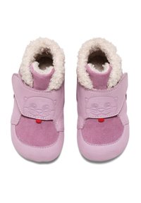 Pinkfarbene Leder- und Wildlederschuhe für Kleinkinder mit einem flauschigen Futter, ausgestattet mit einem Katzenkopfdesign auf der Vorderseite und einem roten Knopfakzent.