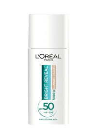 Flacone di protezione solare con un design in plastica bianca. Presenta un'etichetta turchese con la dicitura "Bright Reveal," SPF 50 e informazioni sul prodotto in marrone.