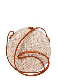 Borsa rotonda intrecciata in paglia naturale con una superficie liscia. Presenta un corpo chiaro e una tracolla in pelle marrone. Design semplice e funzionale.