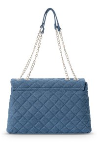 Sininen, tikattu kangaslaukku, jossa on suorakulmainen muoto, hopeiset ketjuhihnat ja läpän suljenta.