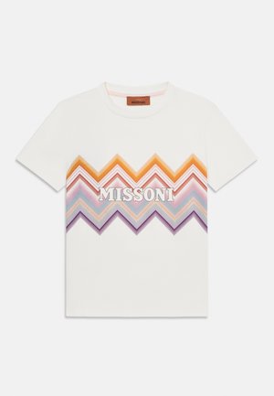 Λευκό T-shirt με κοντά μανίκια και πολύχρωμες ζιγκ-ζαγκ ρίγες σε πορτοκαλί, ροζ και μοβ πάνω από το στήθος, με το κείμενο "MISSONI".