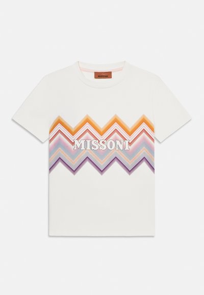 Λευκό T-shirt με κοντά μανίκια και πολύχρωμες ζιγκ-ζαγκ ρίγες σε πορτοκαλί, ροζ και μοβ πάνω από το στήθος, με το κείμενο "MISSONI".