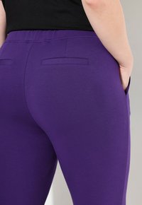 Ulla Popken KONISCHES BEIN BIESE ELASTIKBUND - Pantaloni - purple