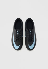 Musta jalkapallokenkä vaaleansinisin yksityiskohdin ja tyylikkäällä muotoilulla, jossa on nauhat sekä teksturoitu päällinen pitävyyttä ja mukavuutta varten.