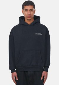 Schwarzer Kapuzenpullover mit einer vorderen Kängurutasche und weißen "DROPSIZE"-Text auf der linken Brust. Weicher Stoff und lässige Passform.