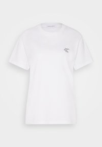 Bílé krátké tričko s krátkým rukávem, kulatým výstřihem a malým černým textem "CRAZY SEXY COOL" na levé hrudi.