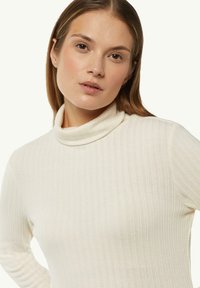 Weißer, gerippter Rollkragenpullover aus weichem Material, mit passgenauem Schnitt, langen Ärmeln und hohem Kragen.