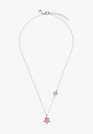 Collar delicado de cadena de plata con un pequeño colgante de estrella de mar rosa y un colgante de pez rosa y naranja a lo largo de la cadena.