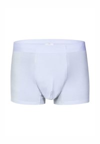 Fehér férfi boxer alsónadrág, rugalmas derékrésszel, varrat nélküli elülső zsebbe, és combközép hosszúsággal, sima fehér háttérrel.