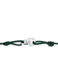 Corda verde con un link ovale metallico argento al centro, caratterizzata da due estremità annodate che fissano il design. Texture liscia in tutto.
