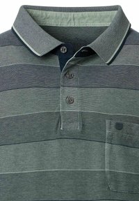 Polo w paski w odcieniach zieleni i granatu, z kołnierzykiem, trzema guzikami i kieszonką na piersi z akcentem logo.