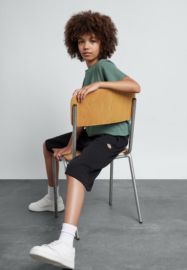 YOUTH MAPLETON UNISEX - Shorts2