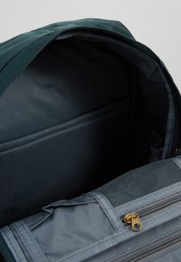 Doughnut MACAROON BACKPACK UNISEX - Mochila - slate green/yellow