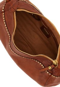 Borsa a mano in pelle marrone con finiture in oro, caratterizzata da cuciture tono su tono e dettagli con borchie. L'interno presenta una fodera liscia con chiusura a zip.