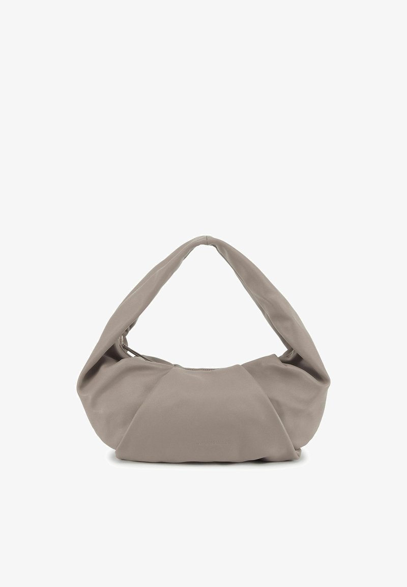 Weiche Lederhandtasche in Taupe mit einem breiten Träger und einem lässigen, gerafften Design, präsentiert auf weißem Hintergrund.