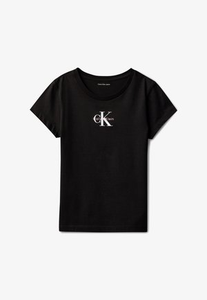 Črna kratka majica z okroglim izrezom in belim logotipom "Calvin Klein" natisnjenim na sredini prsnega koša.