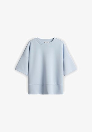 Hellblaues Sweatshirt mit kurzen Ärmeln, Rundhalsausschnitt, weiten Ärmeln und einem breiten Saum, dargestellt vor weißem Hintergrund.