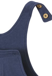 Navyblauer, gestrickter Stoffriemen mit zwei hellbraunen Knöpfen und einem Teil einer Taschenverzierung vor weißem Hintergrund.