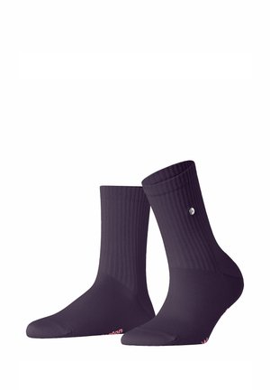 Lila Baumwollsocken mit Rippmuster, Knöchelhöhe. Mit einem kleinen Logo an der Seite und pinkem Branding an der Zehe.