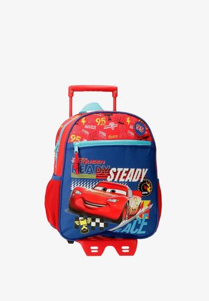 Mochila con ruedas para niños en rojo y azul que presenta un coche de carreras sonriente y el texto "Ready Steady Race" con gráficos de banderas a cuadros y trofeos.