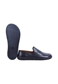 Mocassins noirs en cuir à enfiler avec bouts arrondis, coutures visibles et semelles en caoutchouc texturées, placés sur le côté et avec la semelle vers le haut sur fond blanc.