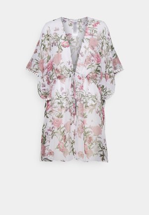Kimono floral blanc transparent avec des fleurs roses et vertes, manches amples et fermeture à la taille par cordon.