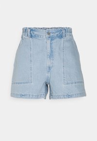 Lichtblauwe denim shorts met een hoge taille, elastische band en twee grote voorzakken. Heeft een ruwe zoom en subtiele vervaging.