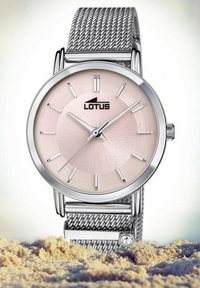 Reloj Silver Lotus con correa de malla, esfera redonda, dial texturizado en rosa, marcadores de hora plateados, logotipo de la marca a las 12 en punto y un pequeño detalle de cristal.