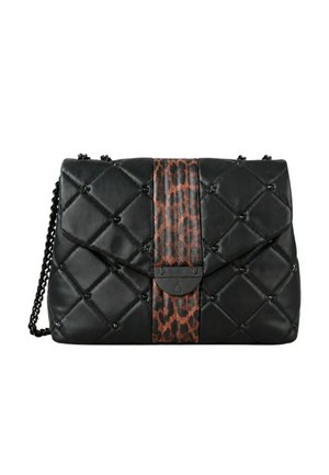 Borsa a mano in pelle nera trapuntata con tracolla a catena e una striscia verticale centrale con stampa leopardata marrone e nera con chiusura.