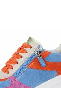 Mehrfarbige Sneaker aus Wildleder in Blau, Orange, Pink und Grau. Mit einem blauen Reißverschluss und orangenen Schnürsenkeln. Weiße Laufsohle.