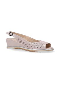 Otevřená špička, slingback wedge bota ze světle růžové kůže s perforovaným designem a malou nastavitelnou přezkou. Texturovaná podrážka pro lepší přilnavost.