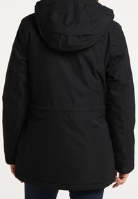 Veste noire à capuche avec une taille cintrée, présentant une texture lisse et une coupe mi-longue. Détails de couture le long des coutures.