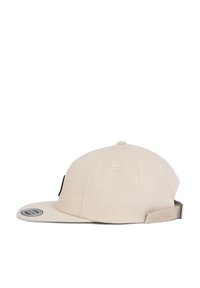 Beige baseball cap med flad skygge, struktureret design, justerbar rem bagpå og en struktureret stoffinish.