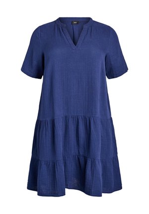 Modré krátke šaty s vrstvami, výstrihom do V, zdobené záhybmi v páse a s textúrovanou ľahkou látkou.