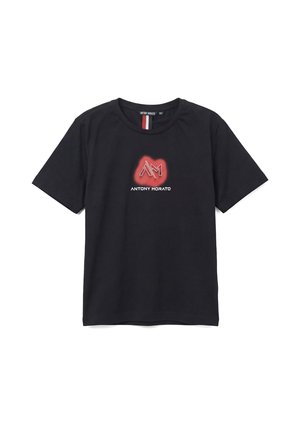 T-shirt nera a maniche corte con logo "AM" rosso luminoso e scritta "ANTONY MORATO" centrata sul petto.