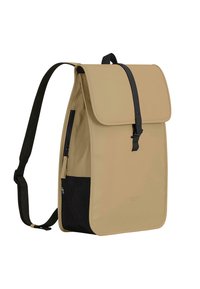 Zaino impermeabile tan con chiusura a patta, tracolla nera, tasca laterale con zip e un piccolo accento blu e giallo a forma di bandiera.