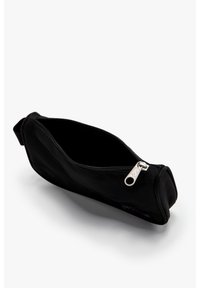Borsa in tela nera con chiusura a zip. Presenta una superficie liscia e un design arrotondato. Include una piccola maniglia a loop sul lato.