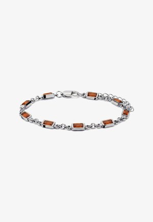 Silbernes Kettenarmband mit rechteckigen orangen Edelsteinen, gleichmäßig verteilt, und einem Karabinerverschluss vor weißem Hintergrund.