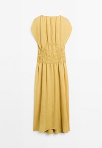 Geel mouwloos jurk met een geraffineerde taille, vloeiende rok en zachte textuur. Eenvoudig ontwerp met een ronde halslijn en achterdetail.