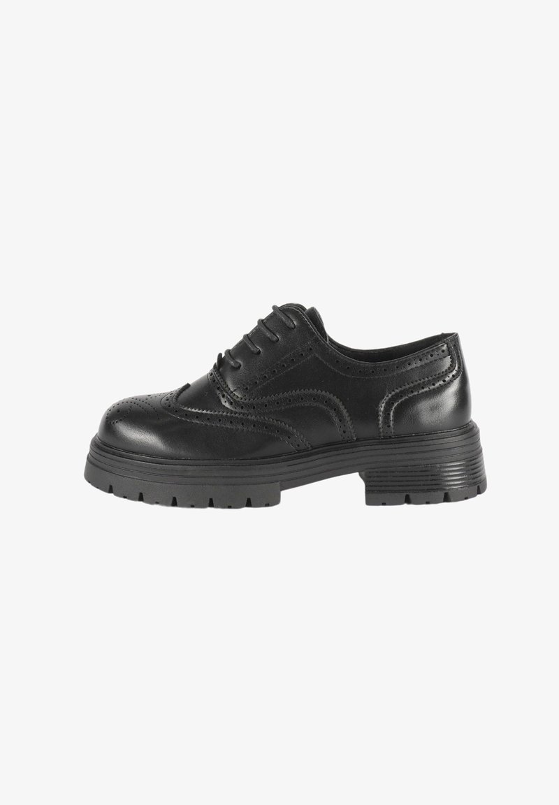 Scarpa in pelle nera con design brogue, caratterizzata da perforazioni decorative, punta arrotondata e suola in gomma nera spessa e texturizzata.