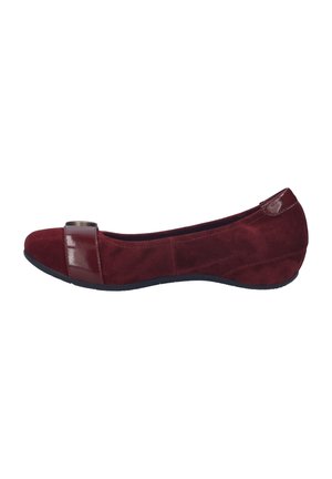 Chaussure plate pour femme en daim bordeaux avec petit talon et détail de bride brillante sur l’orteil, semelle en caoutchouc noir, profil latéral, isolée sur fond blanc.