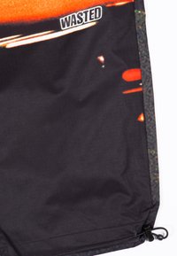 Čierne látkové šortky s grafickým potlačou a dizajnom v červeno-oranžovej farbe. Slovo "WASTED" je výrazne zobrazené v bielej farbe. Obsahujú nastaviteľnú šnúrku.