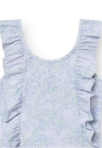 Robe sans manches bleu clair avec des détails de volants aux épaules et un motif floral dans des teintes de bleu et de vert sur un tissu lisse.