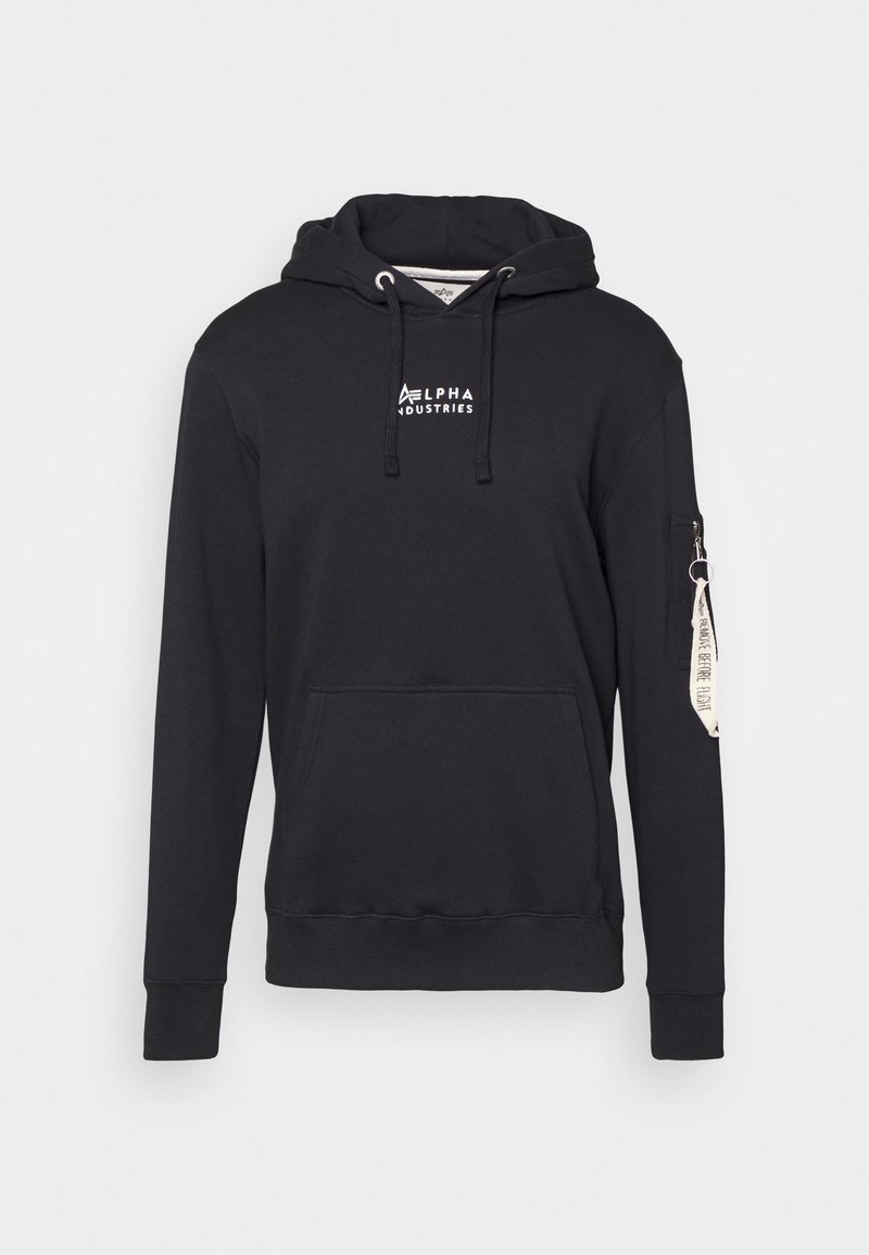 Czarna bluza z kapturem, z troczkami, przednią kieszenią i kieszenią na zamek z boku. Posiada biały nadrukowany logo na klatce piersiowej oraz metkę z tkaniny na rękawie.
