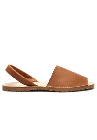 Sandal in pelle marrone con cinturino alla caviglia, apertura frontale ampia, suola piatta e design semplice.Parte superiore testurizzata con dettagli di cucitura visibili.