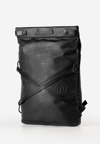 Schwarzer Rolltop-Rucksack mit gekreuzten Riemen auf der Vorderseite und geprägt "a/u" Logo unten rechts, aufrecht stehend vor weißem Hintergrund.