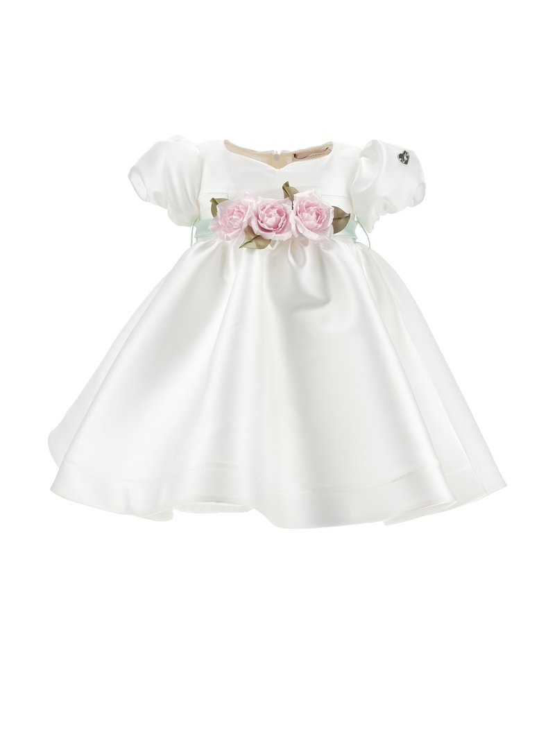 Weißes Baby-Kleid aus Satin mit kurzen Puffärmeln und rosa Rosendekorationen an der Taille, entworfen für besondere Anlässe.