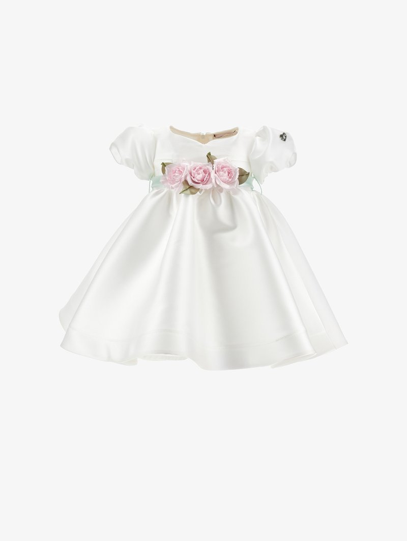 Weißes Baby-Kleid aus Satin mit kurzen Puffärmeln und rosa Rosendekorationen an der Taille, entworfen für besondere Anlässe.