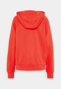 Sweat à capuche rouge vif à manches longues, poignets côtelés et ourlet droit, vu de dos sur un fond uni.