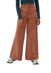 QS MIT HIGH WAIST - Flared Jeans - zimt